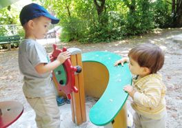 Gemeinsames Spielen auf dem Spielplatz